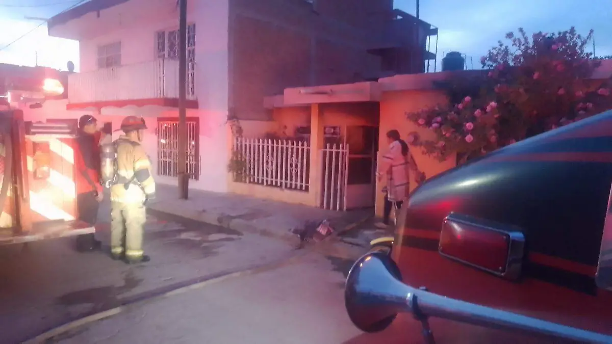 Bomberos de Durango atienden incendio en la colonia Asentamientos Humanos