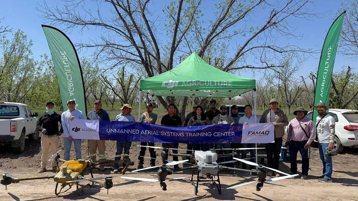 Académicos y estudiante de la UJED se certifican como pilotos de drones agrícolas 3