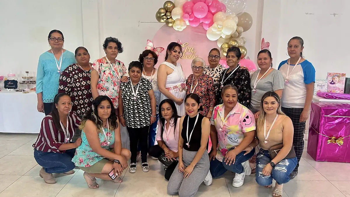 Invitadas de la fiesta de canastilla en honor a  Nayelly Reyes Galván