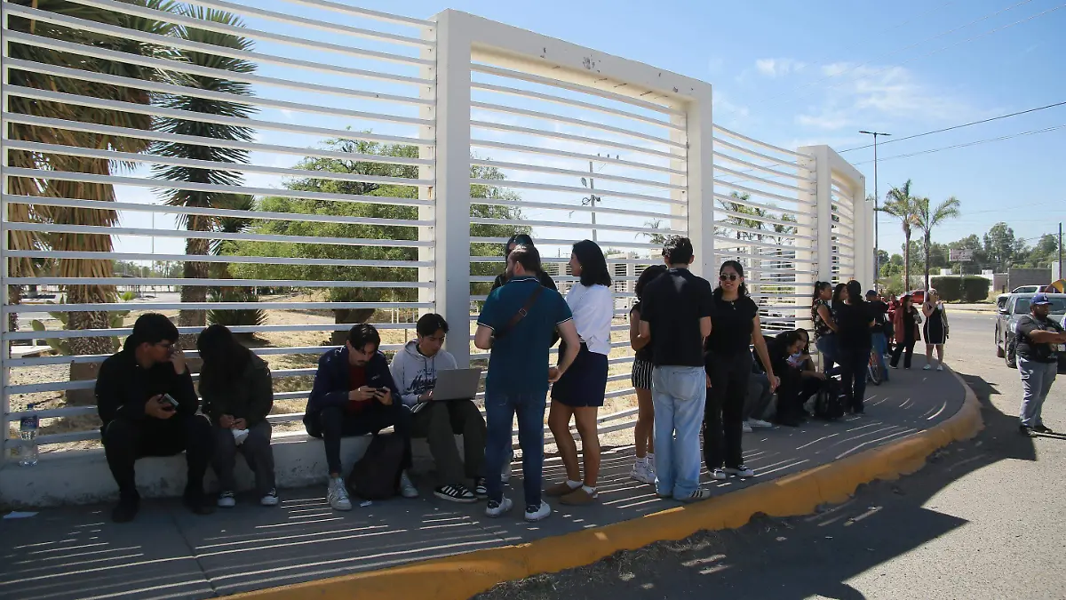 Alumnos de la UTD toman las instalaciones