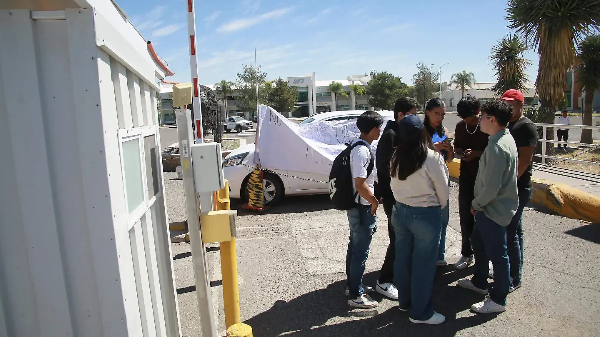 Alumnos de la UTD toman las instalaciones