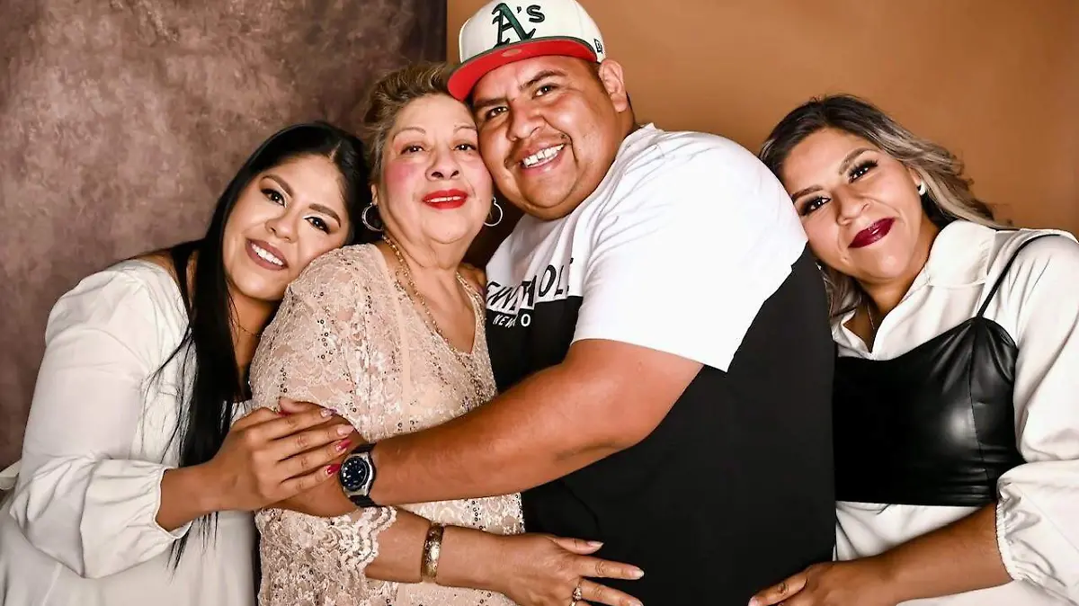Doña Silvia González Horta con sus hijos Yessenia, Paloma y Luis Mario