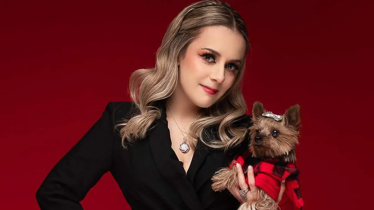 Muy guapa Kasandra Rivas con su mascota