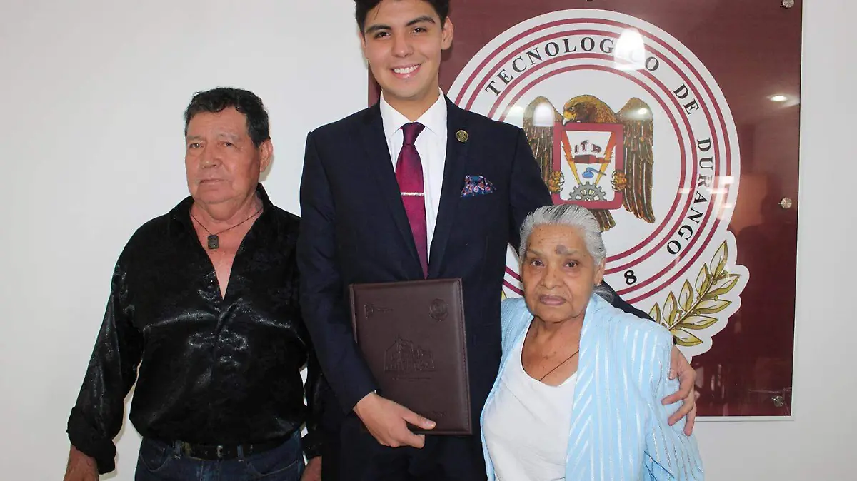 Joel Castro es nuevo Ingeniero en Electrónica