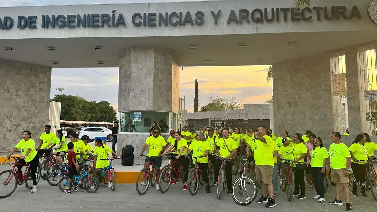 Trabajadores de la UJED celebran 50 aniversario con rodada familiar