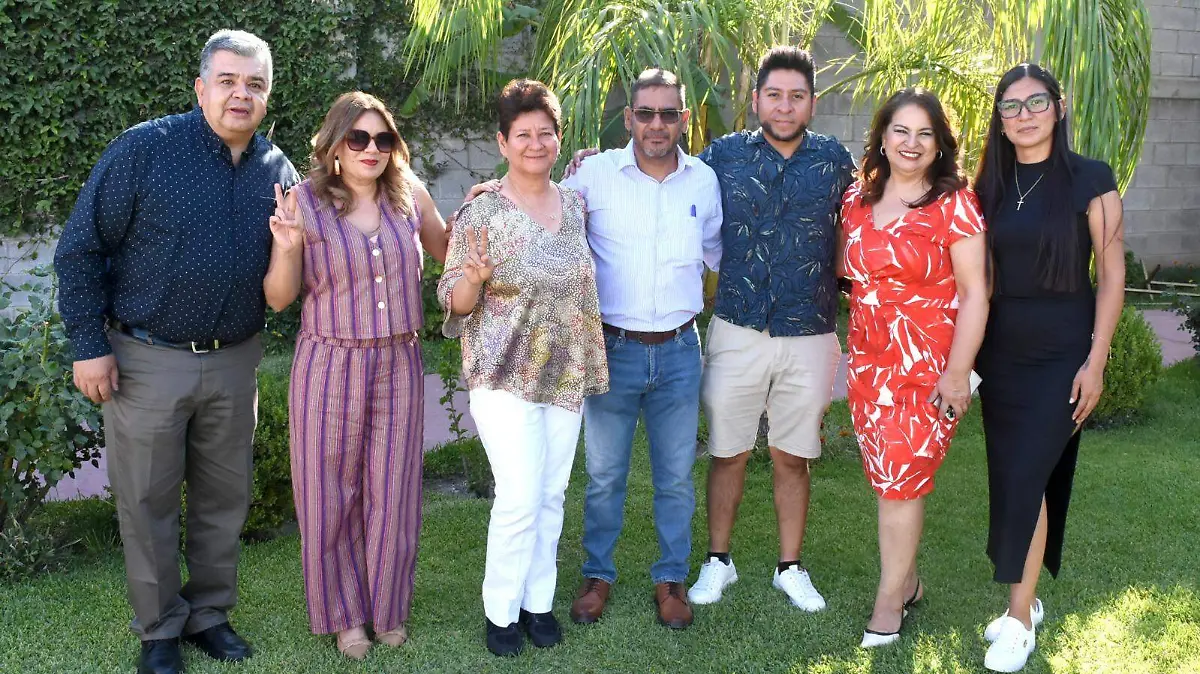 Fiesta para celebrar a maestros de la EST 1