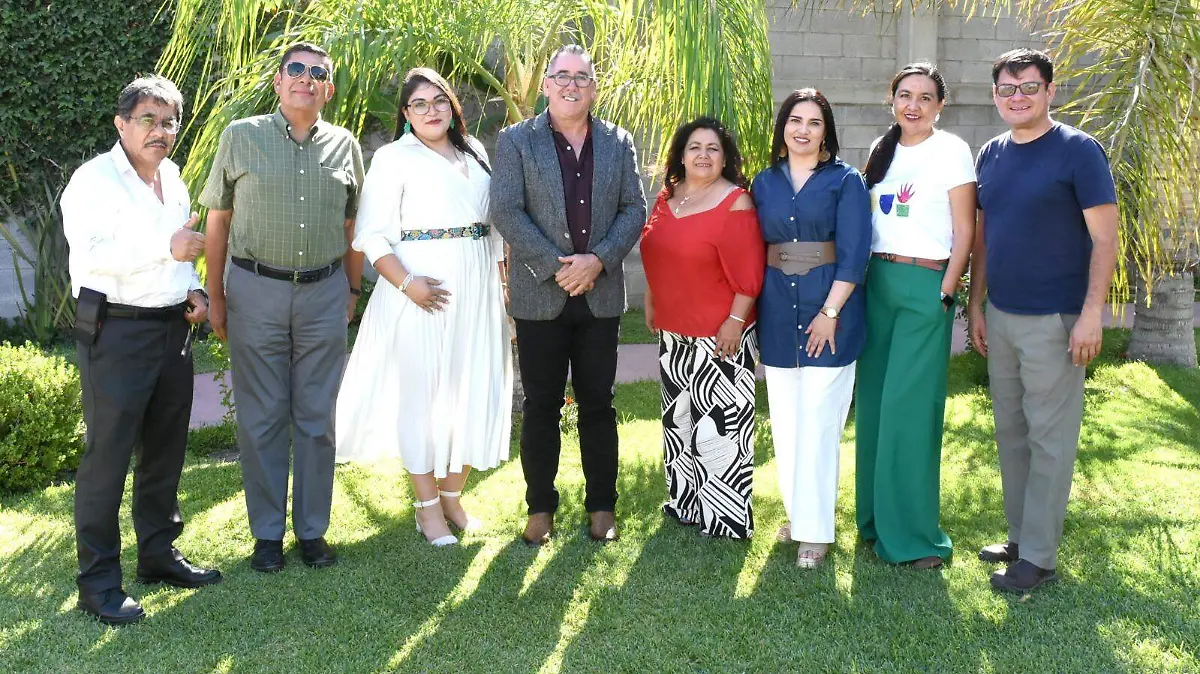 Fiesta para celebrar a maestros de la EST 1