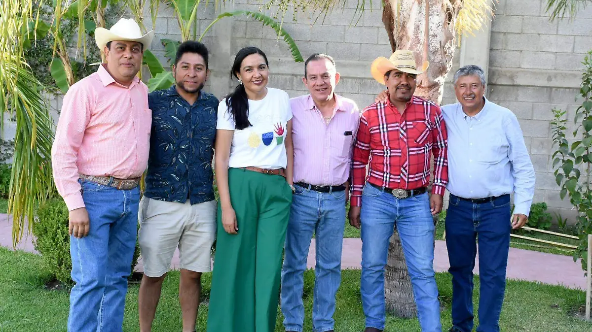 Fiesta para celebrar a maestros de la EST 1