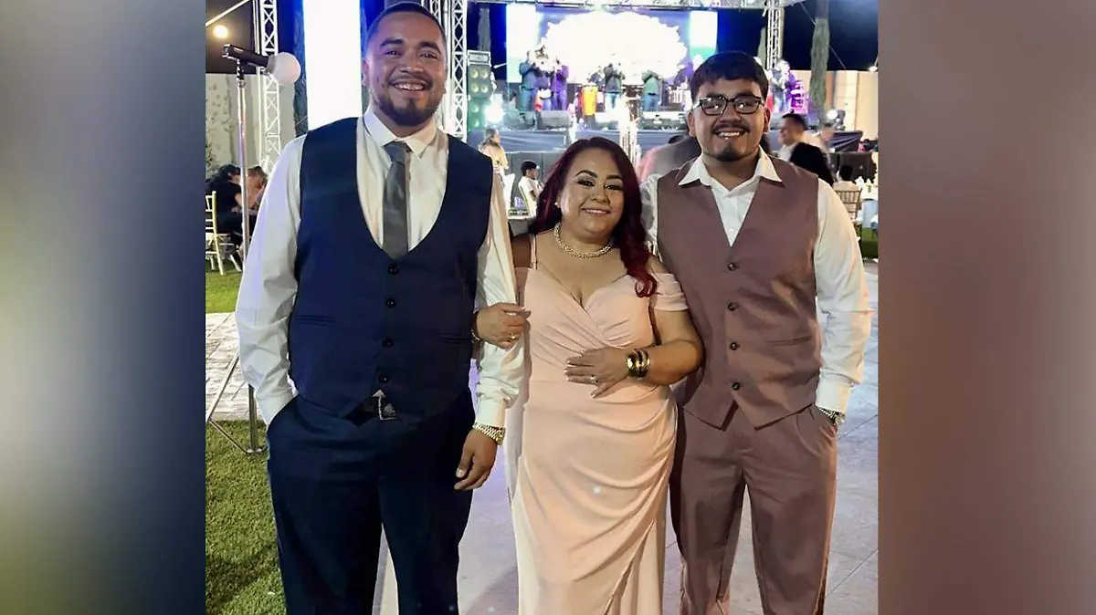 feliz con sus hijos Brendita Carrera Carrillo