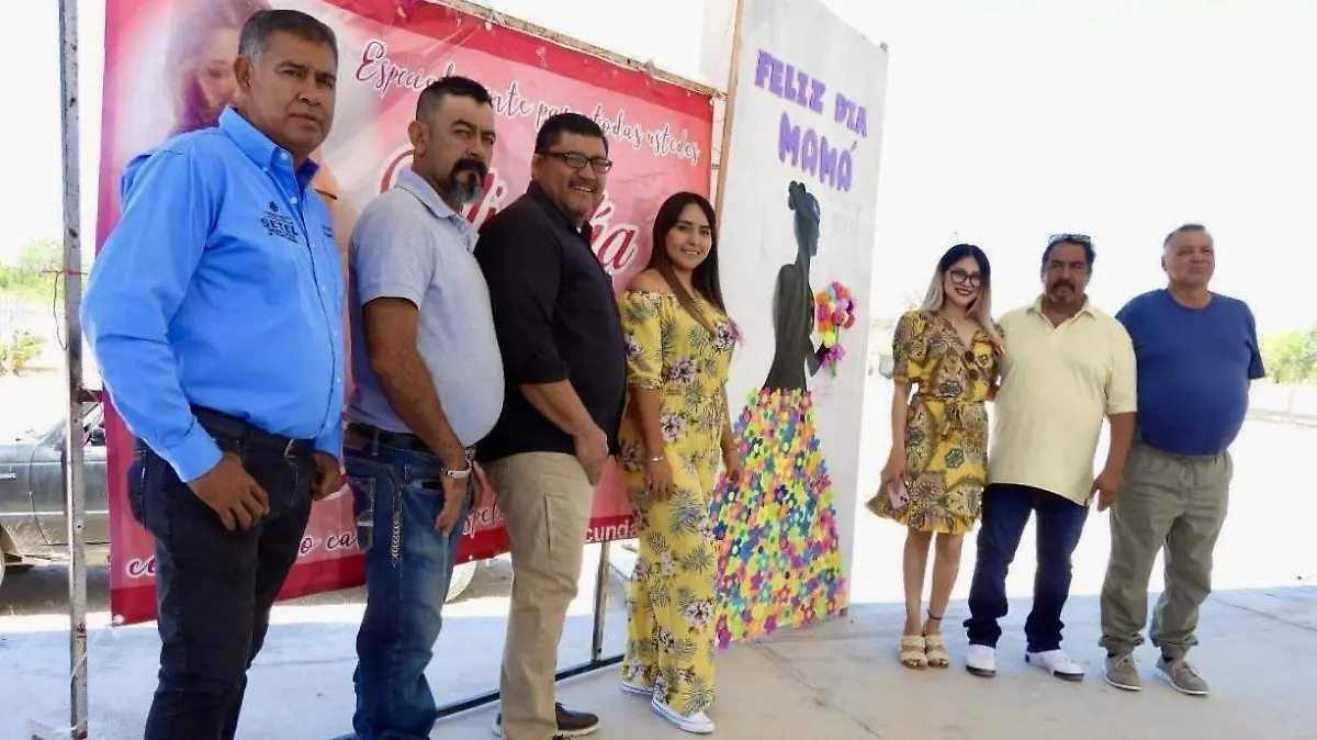 Personal Docente de la Telesecundaria número 11 en festejo del día de la madre