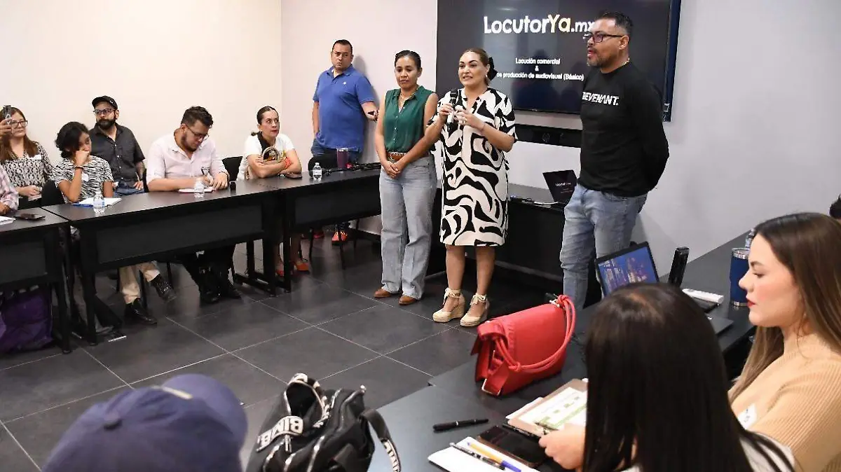 El Centro de Negocios de la UJED realizó con gran éxito el taller “Voz y Presencia”