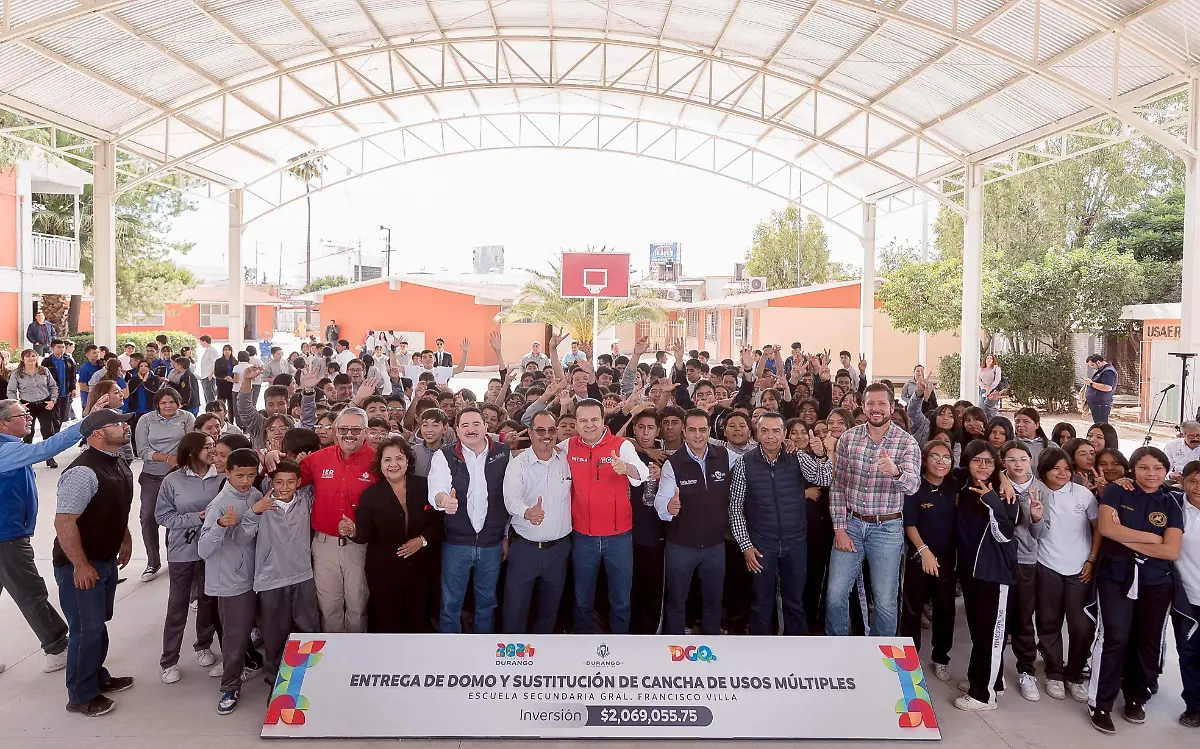 Esteban Villegas entrega domo a secundaria de Durango