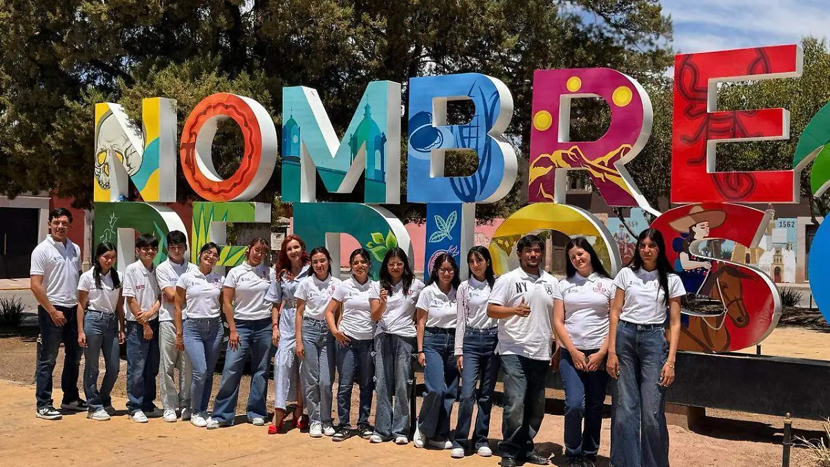 Estudiantes de primer semestre de la Facultad de Lenguas de la UJED realizan actividad de reflexión en entornos educativos