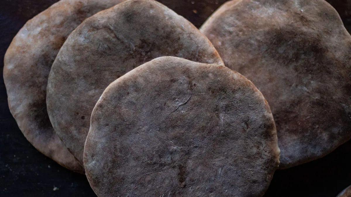 ¿Es seguro comer pan con moho si solo se le quita la parte afectada?