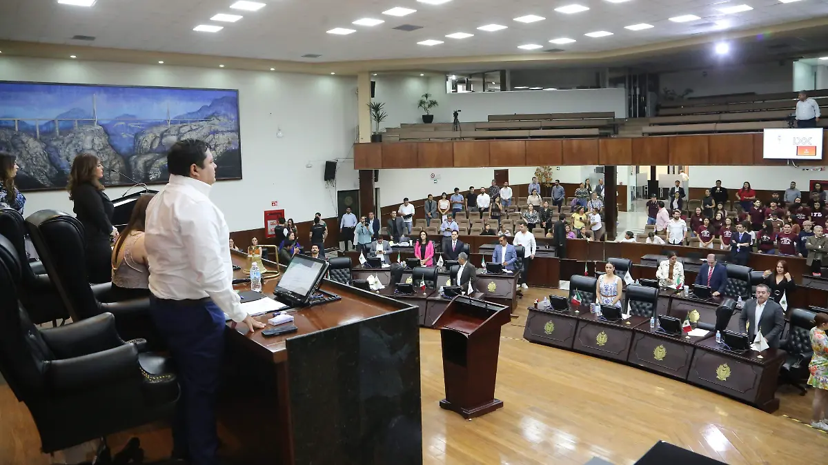 Elevan a rango Constitucional los uniformes y útiles escolares