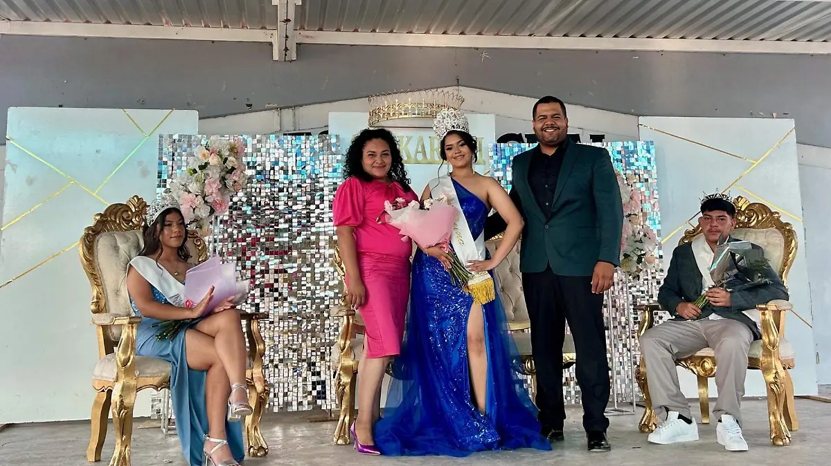 Reina del día del estudiante Karen I, de la Secundaria “Severino Ceniceros”, coronada por su Directora Maestra Cinthia Gabriela Canseco Gavira y Presidente Municipal interino Licenciado Sergio A