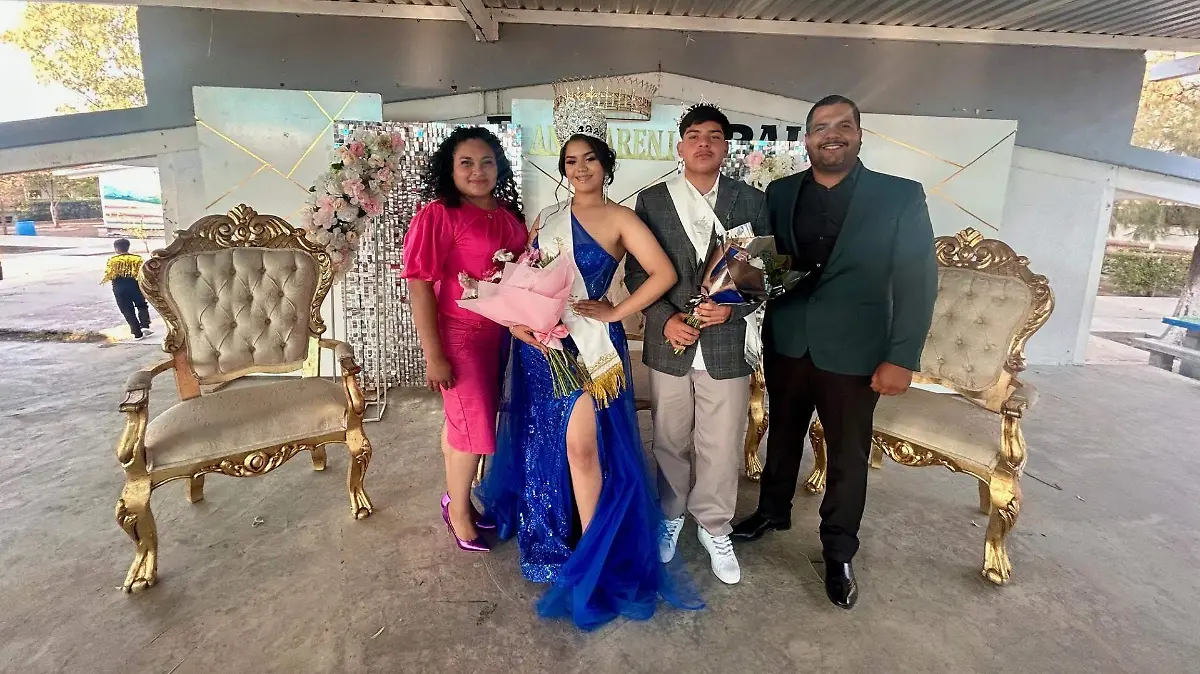 Reina del día del estudiante Karen I y el Rey Ángel Alexis, de la Secundaria “Severino Ceniceros”, coronados por su Directora Maestra Cinthia Gabriela Canseco Gavira y Presidente Municipal inter