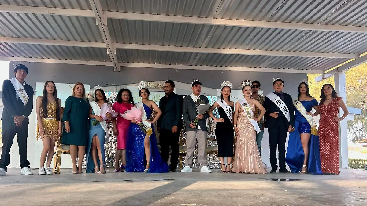 Directivos e invitados especiales a la coronación de Karen I