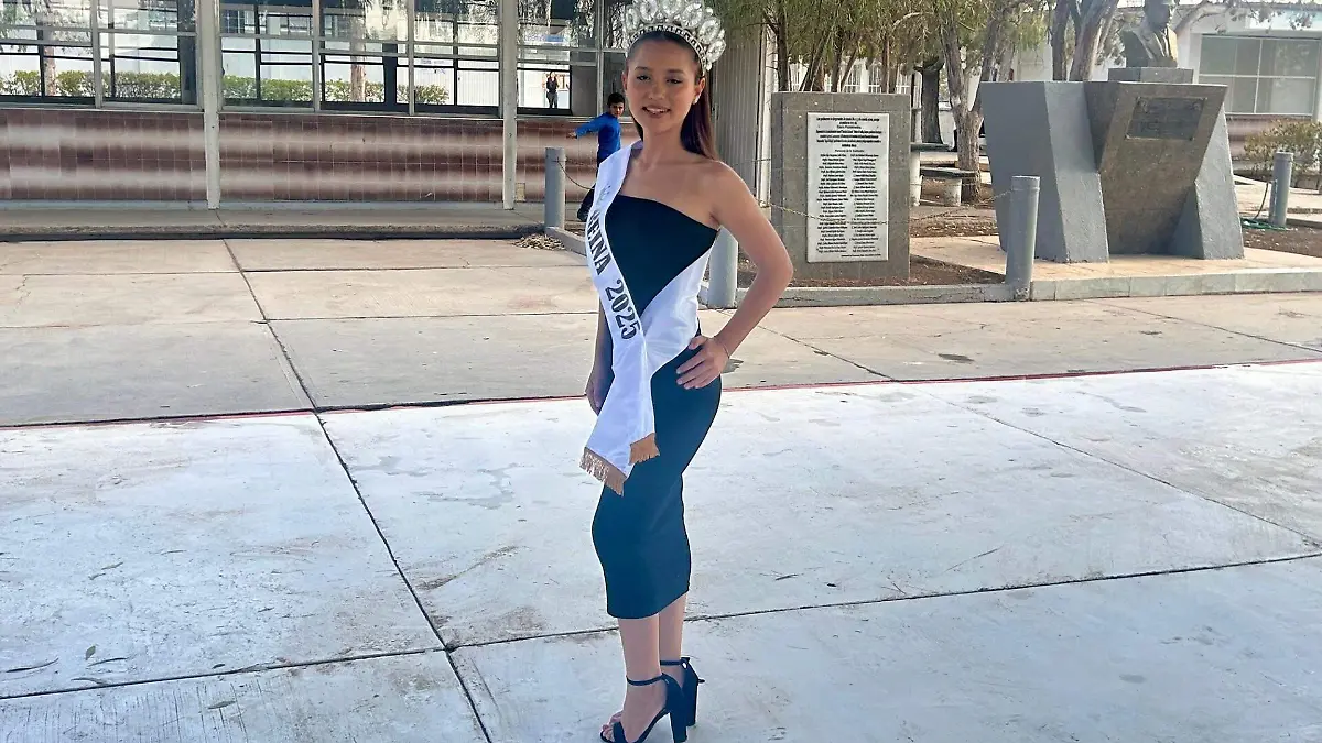 Invitada especial  Mia en coronación de Karen I