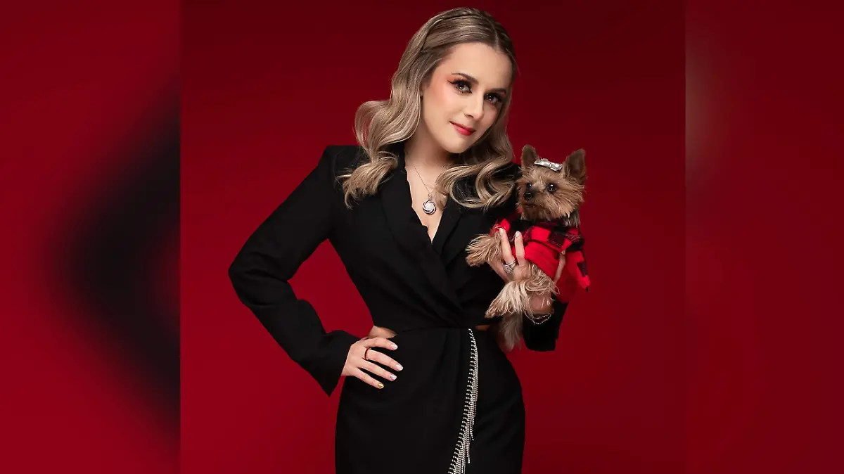 Muy guapa Kasandra Rivas con su mascota