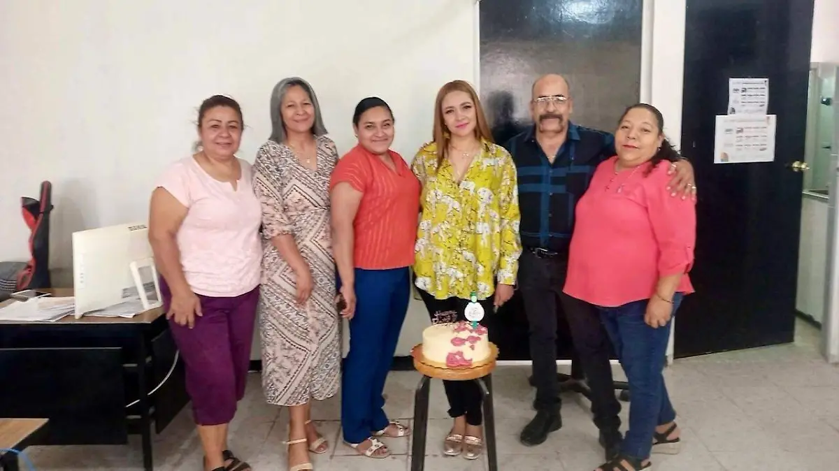 En su cumpleaños la Maestra Fátima Gómez Valdez con sus compañeras de trabajo