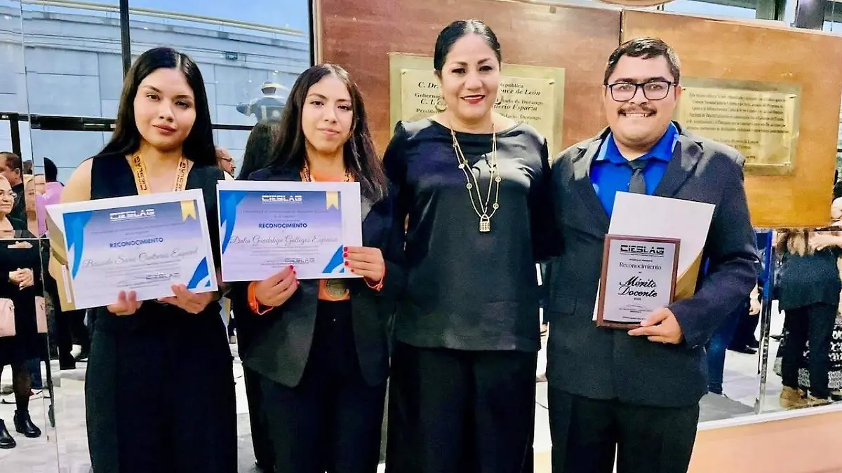 Reciben reconocimientos CIESLAG, Dalia Guadalupe Gallegos Espinosa, Briseida Saraí Contreras Esquivel y Luis Daniel Alemán Elizalde, los acompañó la rectora María de Lourdes Martínez Espinosa