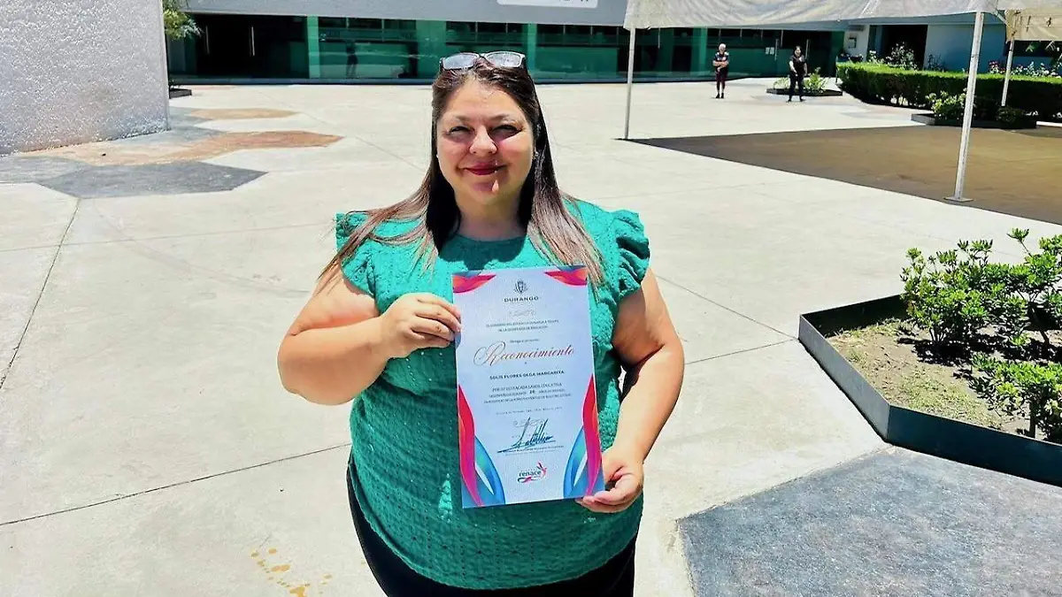 Reconocen a la maestra Olga Margarita Solís Flores por 20 años de servicio en beneficio de la niñez y juventud de Durango