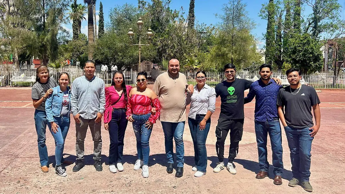 Amigos de Sinue Hernández posaron para este matutino