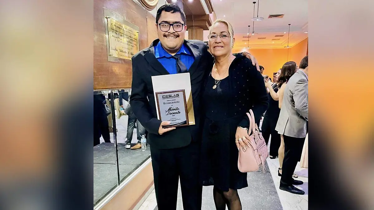 Ingeniero Luis Daniel Alemán Elizalde acompañado de su señora madre Lore Elizalde Castañeda