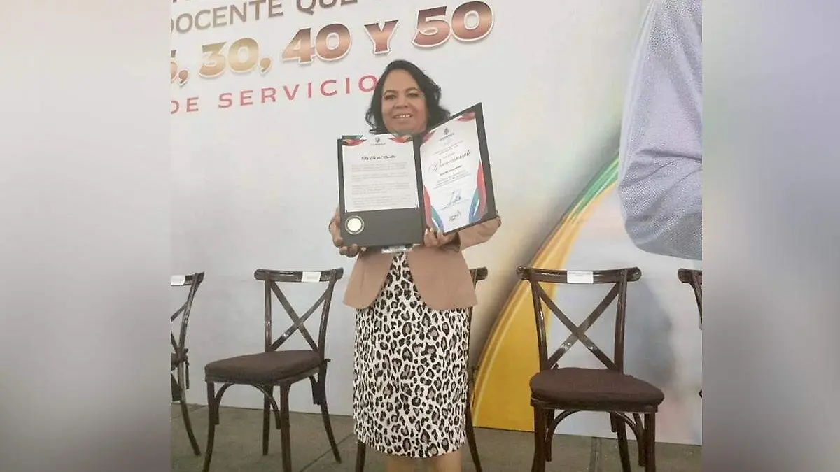 Maestra Noemí Galván Rivas recibe reconocimiento por su trayectoria laboral en la docencia por 30 años de servicio