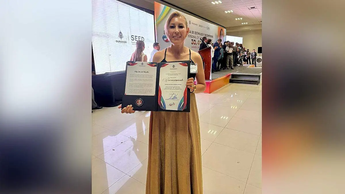 Maestra Norma Leticia Rodríguez Reyes recibe reconocimiento por 30 años de servicio en la docencia