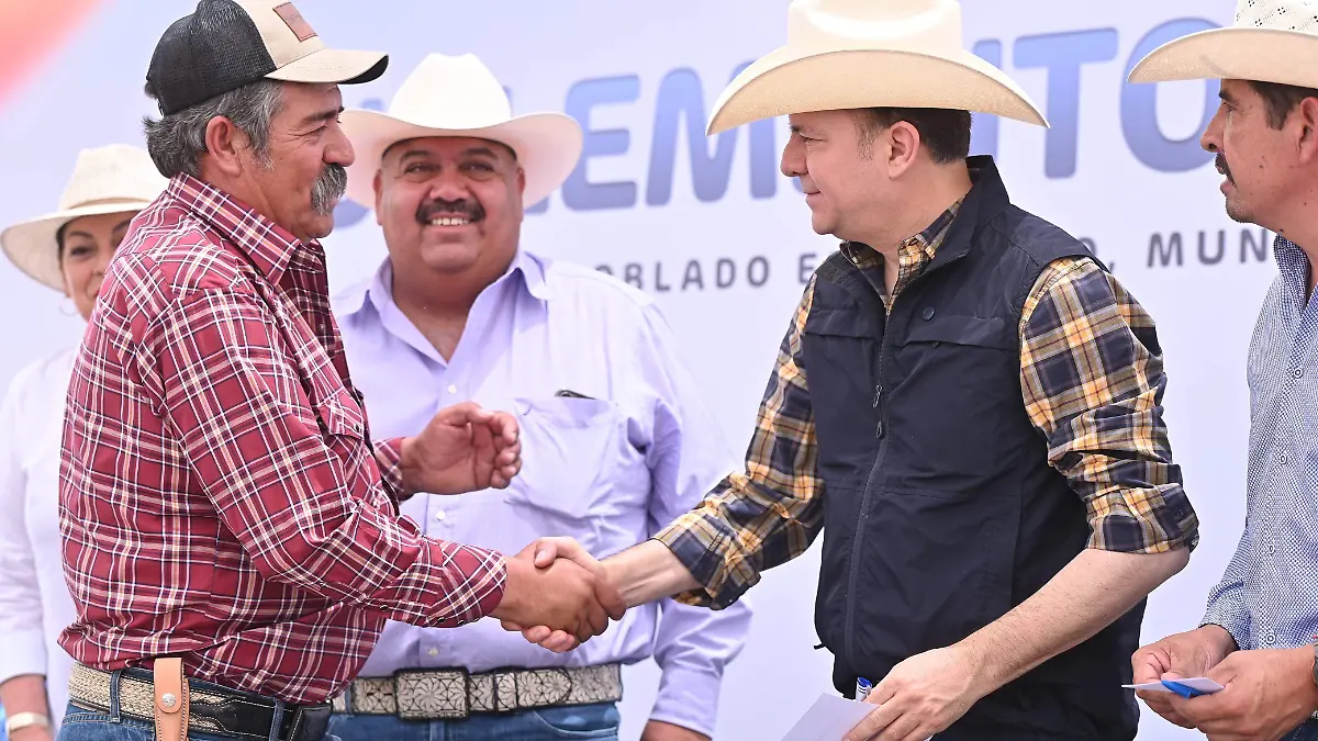 Entrega Esteban Villegas 260 toneladas de suplemento alimenticio