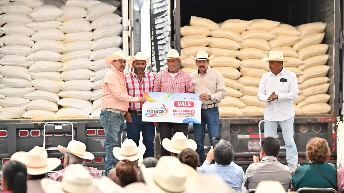 Esteban respalda a productores de San Juan del Río con 250 toneladas de alimento para ganado (2)