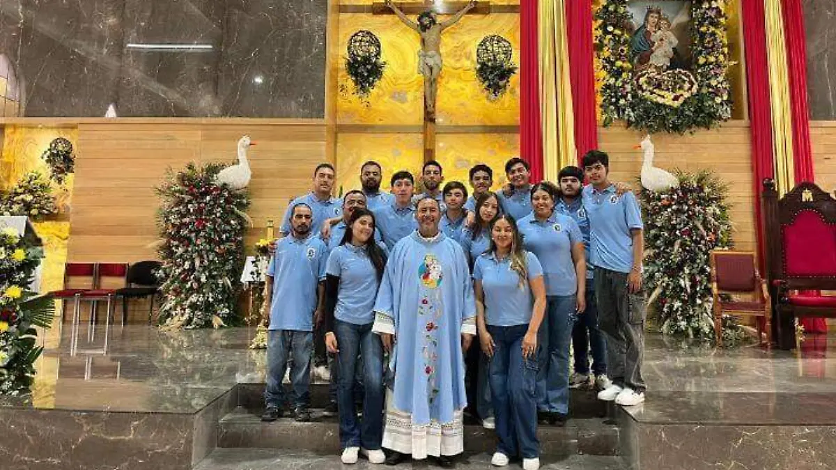 El párroco Rafael Villarreal Ordaz y su grupo de jóvenes