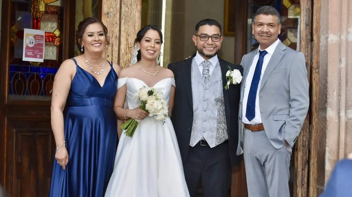 Rocío Guadalupe Martínez Barrientos y Jesús Torres Hernández con sus señores padres