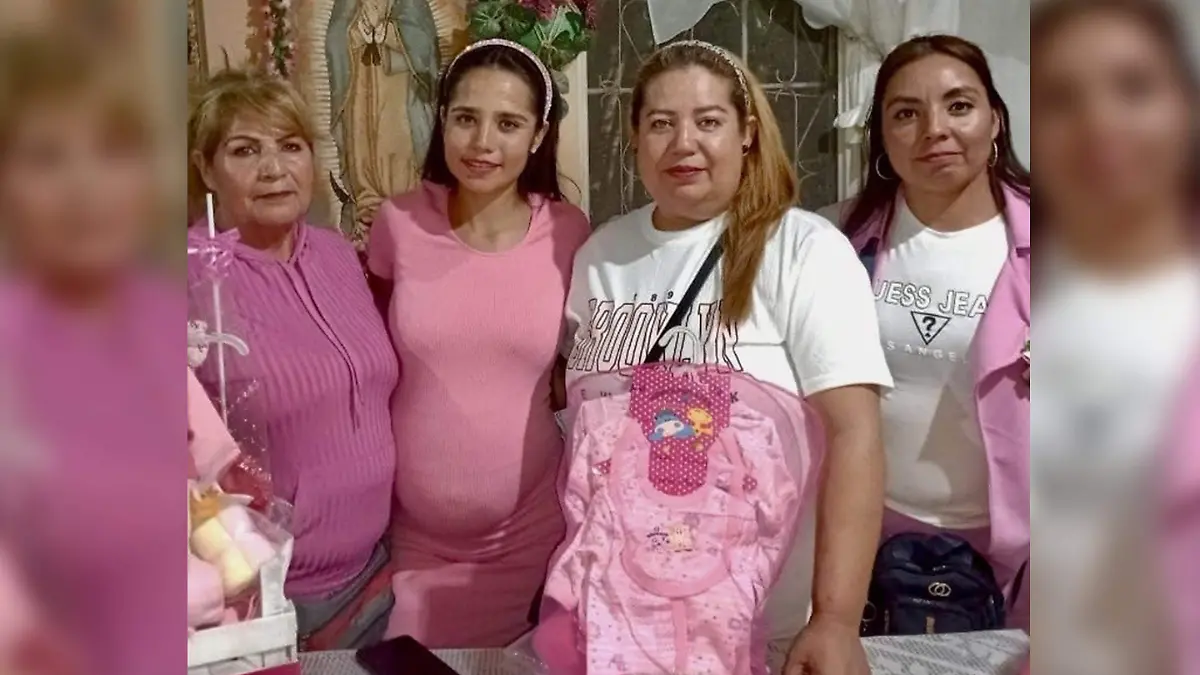 La futura mami Lupita Alemán Espinosa acompañada de su señora madre y abuelita