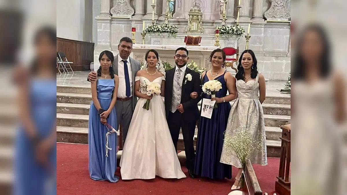 Acompañando su familia a Rocío Guadalupe Martínez Barrientos y Jesús Torres Hernández

