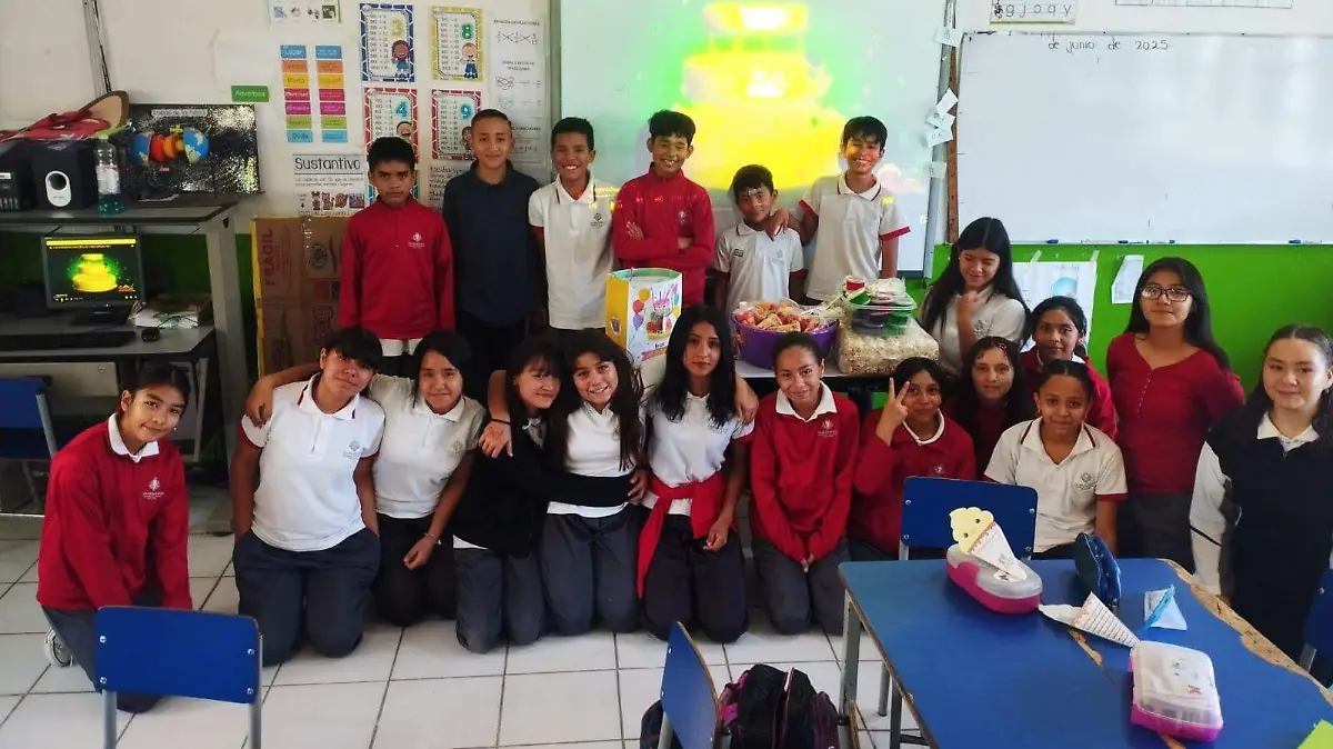 El apuesto niño Santiago Josué Meza Villa en la celebración de su cumpleaños con sus compañeritos de clase