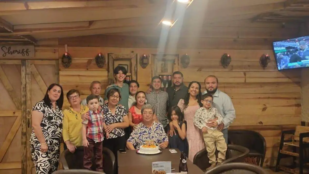 La guapa señora Rosa María Alvarado García acompañada de su familia en el día de su cumpleaños