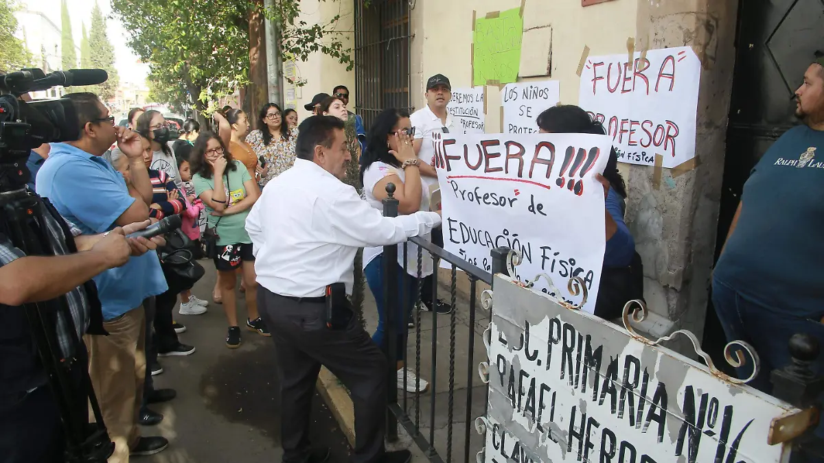 Manifestación en la escuela Rafael, Herrera, padres de familia. Piden la destitución del maestro de educación física.
