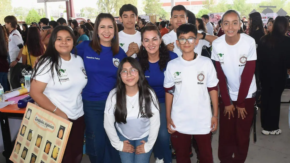 Grupo de entusiastas alumnos