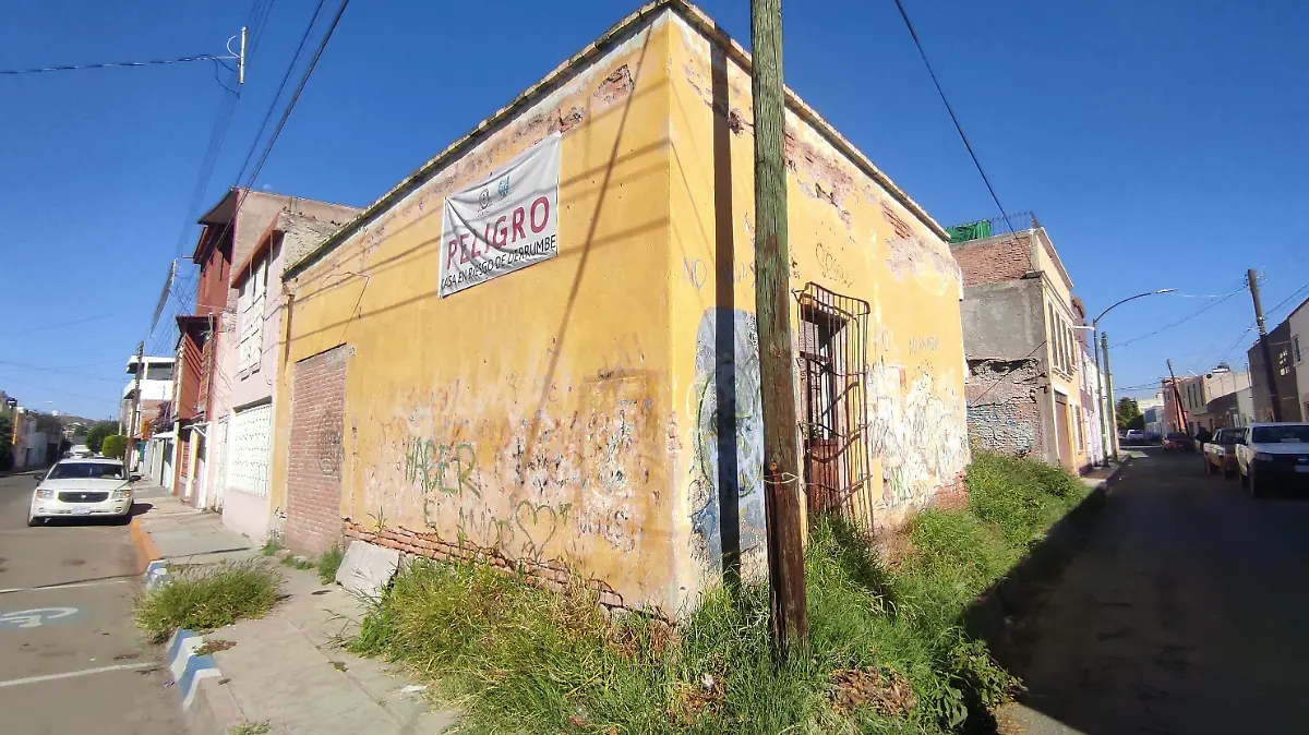 Casa en peligro de derrumbe 