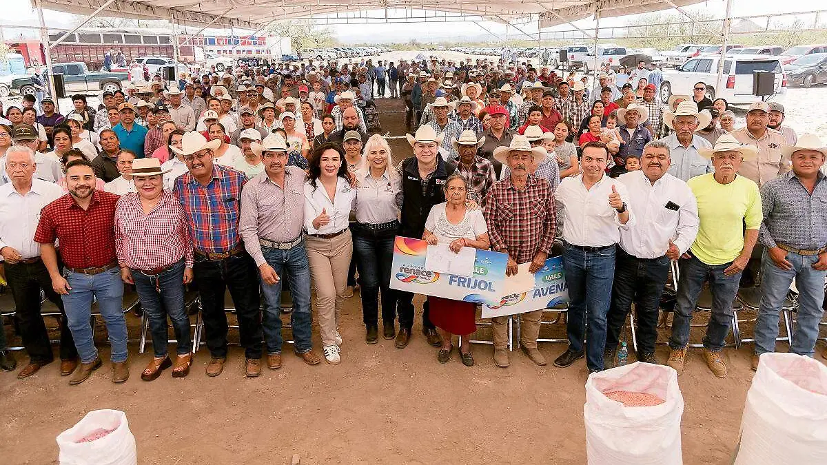 Esteban entrega 40 toneladas de semilla de avena y 20 toneladas de frijol en Cuencamé para sembrar más de mil hectáreas