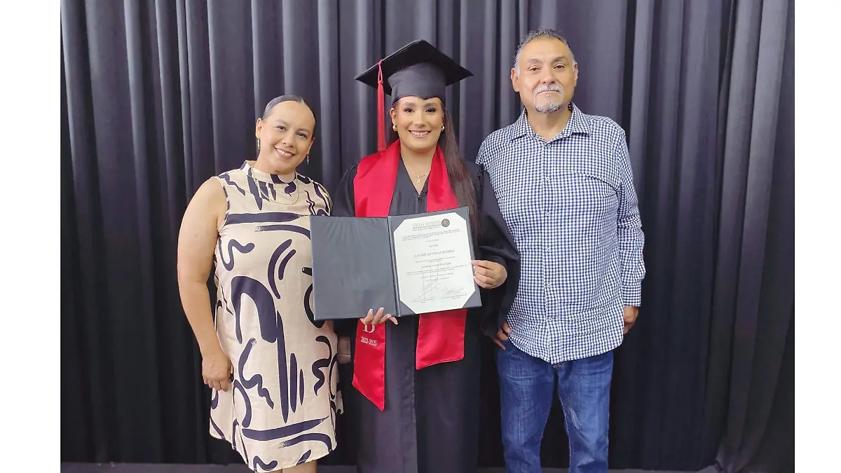 Andrea Aguirre se graduo de Lic. en Psicologia
