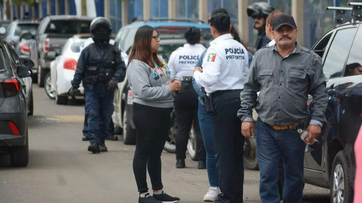Ciudadanos acuden a exigir que se abra la delegación de Bienestar Durango