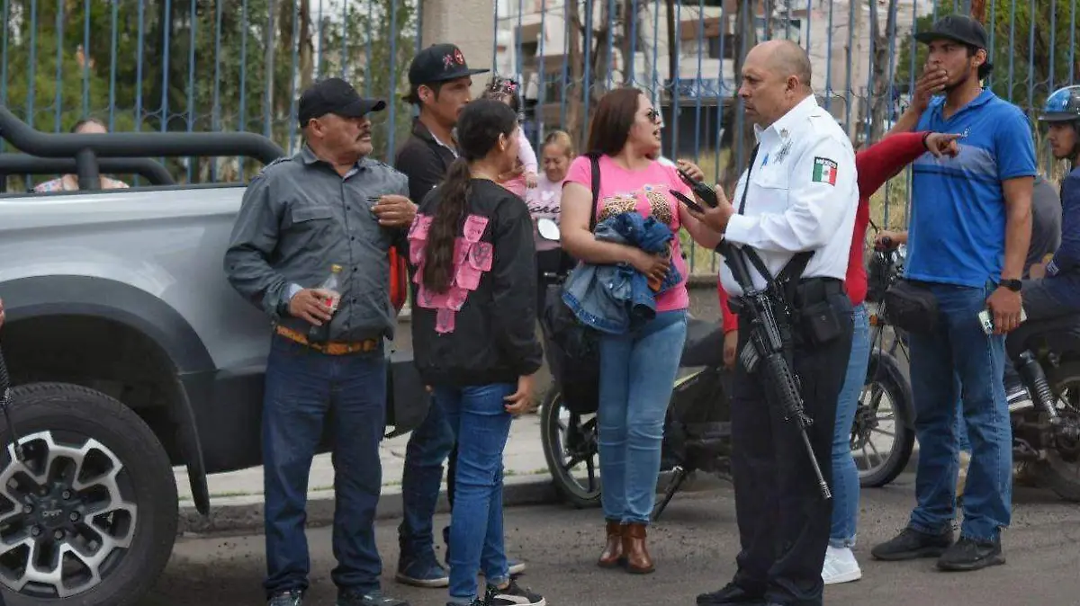 Ciudadanos acuden a exigir que se abra la delegación de Bienestar Durango