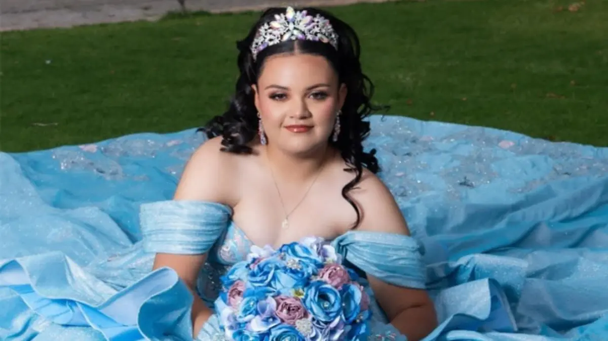 Hermosa y radiante de felicidad