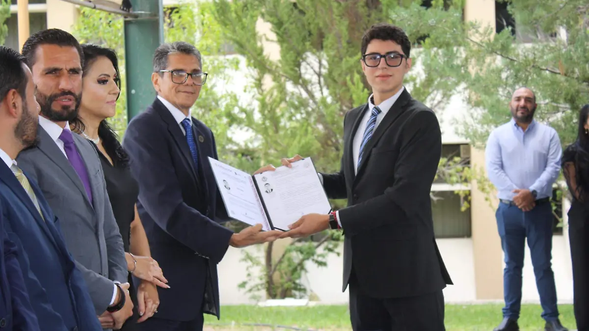 El ingeniero Hendrik Alberto Villarreal Sarmiento, recibe su título profesional del ITSSP