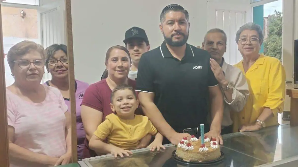 Festejó su cumpleaños el Prof. Fernando Azcona Alvarado en compañía de su familia