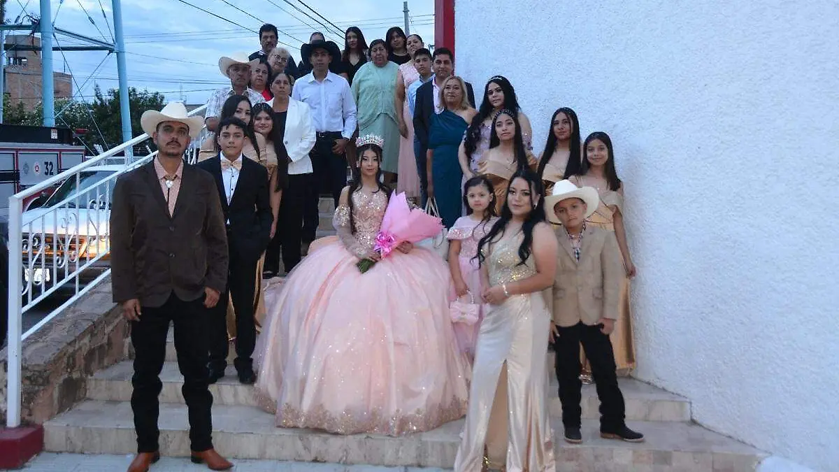 Amigos y familiares de Dayana posaron para la foto del recuerdo